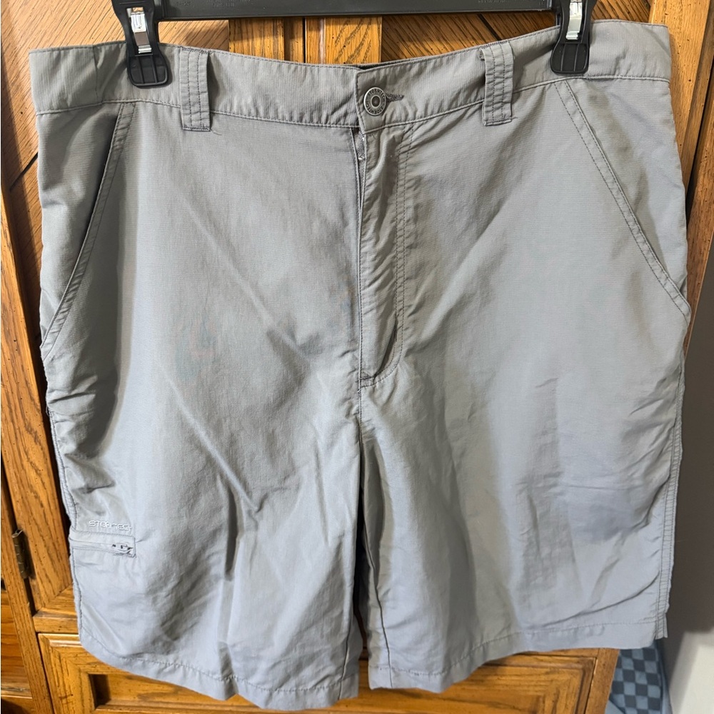 Stormtech preformance Men's Light Gray Cargo Shorts
